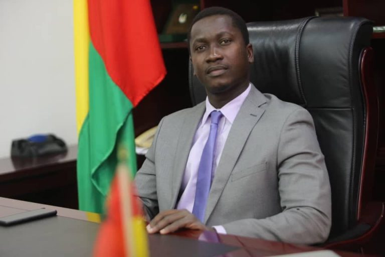 Guiné-Bissau: Ministro da Comunicação Social Anuncia Promulgação da Carteira Profissional para Jornalistas